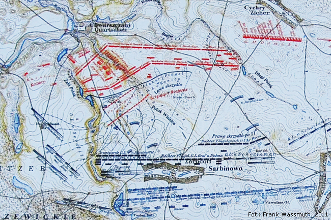Mapa bitwy sarbinowskiej. Wojska pruskie niebieskie, rosyjskie czerwone.